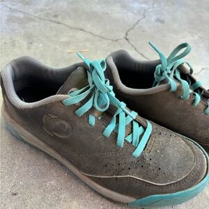 Mountain biking sneakers